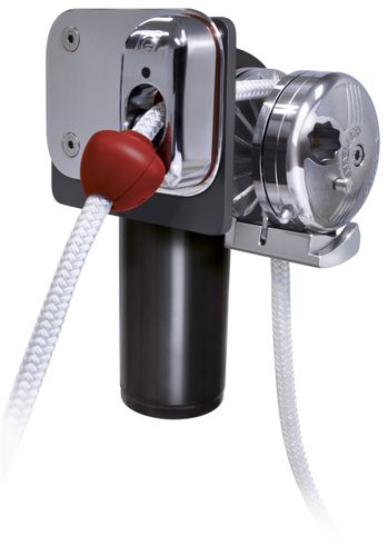 Quick Balder 900W ankerspil-kit set fra venstre monteret på en båd.