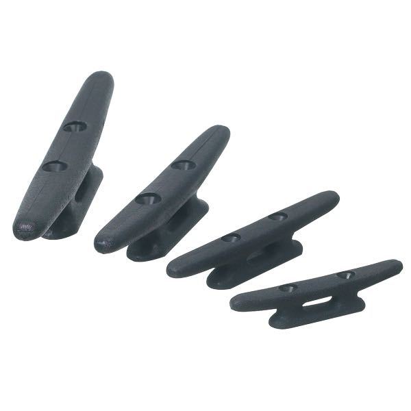 SeaTec pullert i sort nylon, 78 mm, set forfra med bådudstyr i baggrunden.