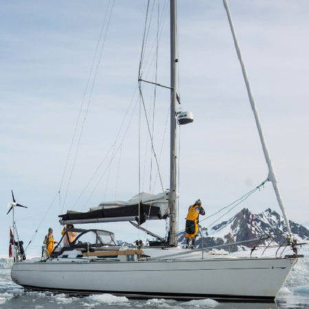 ScanStrut radarmast set fra siden med radarinstallation