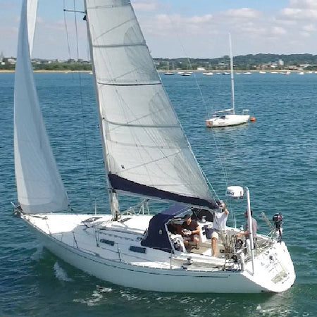 Frontvinkel af ScanStrut radarmast med moderne design og monteringsdetaljer