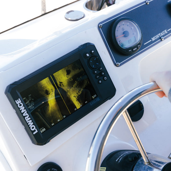 Kombiinstrumentet Lowrance Eagle 7 i brug, med kortvisning
