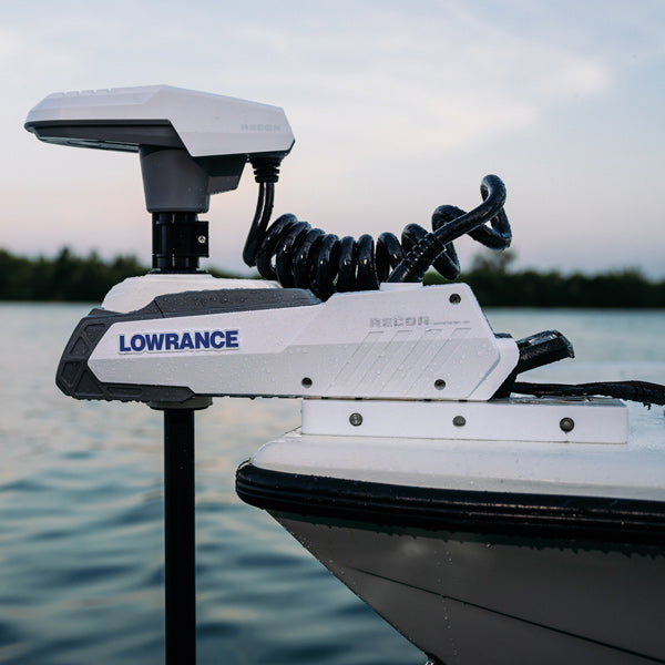 Fuld udsigt af Lowrance RECON monteret på en båd