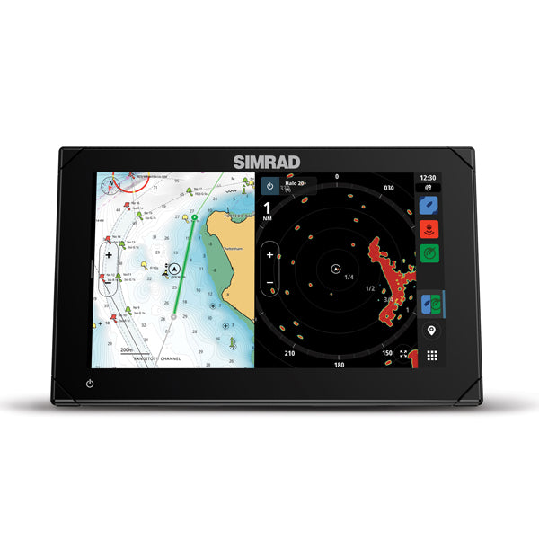 Simrad NSX 3009 monteret på båds konsol med skærm i brug
