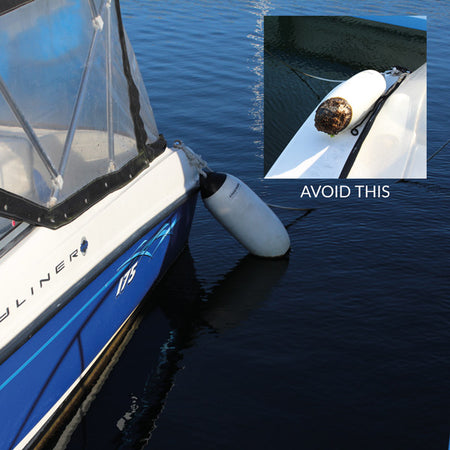 Visning af Dan-Fender med sort top i maritimt miljø