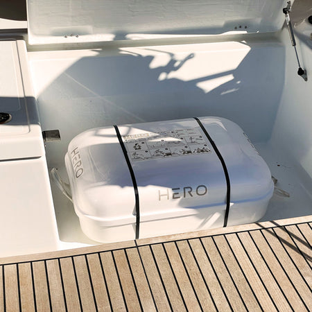 Hero redningsflåde monteret på båd klar til brug.