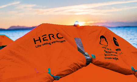 Topview af Hero redningsflåde med åben kapsel