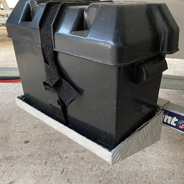 Close-up billede af SeaTec batterikasse-holderens monteringsdetaljer