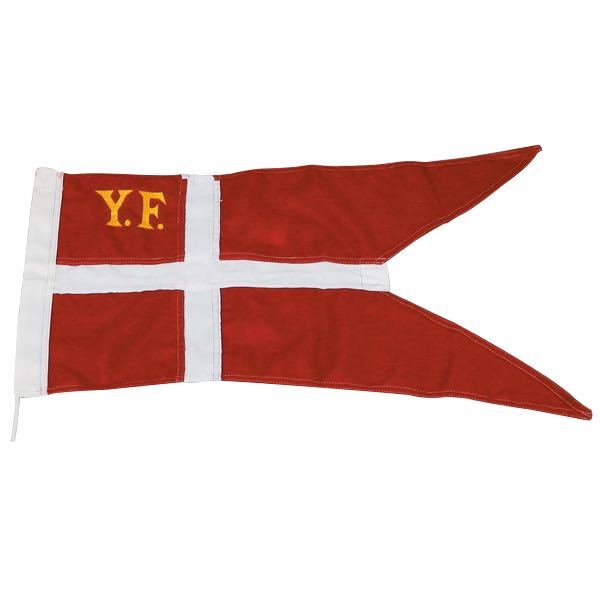1852 yachtflag syet og monteret på en sejlbåd i havn.