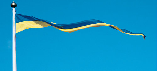 Gul og blå vimpel fra Adela, viser Sveriges flag i vind