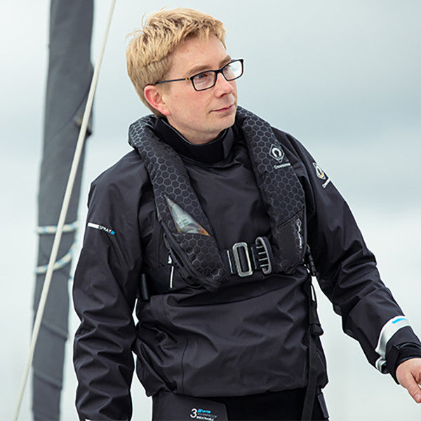 SeaTec Crewsaver 180N Pro vesten i brug af en bådpassager
