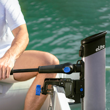 Betragtning af Epropulsion eLite motor på en båd ved havn