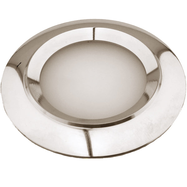 Nautecled brava krom indbygningsspot monteret i loftet på en båd