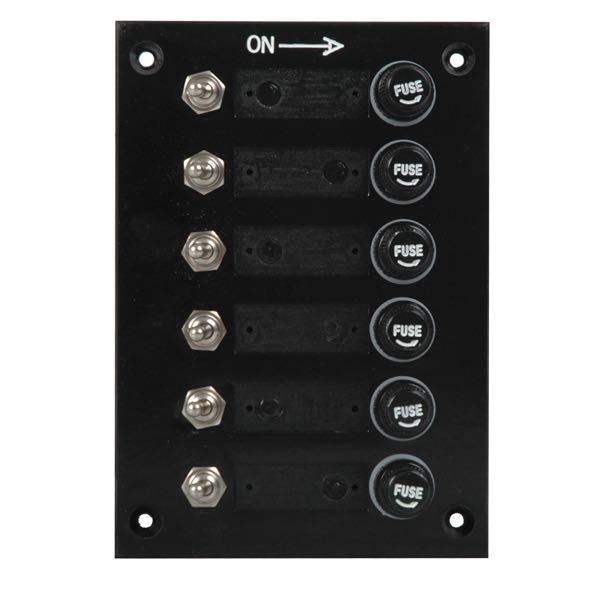 El-panel med 6 kontakter, monteret på en båd