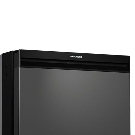 Dometic køleskab set i en båd med dets kabinet