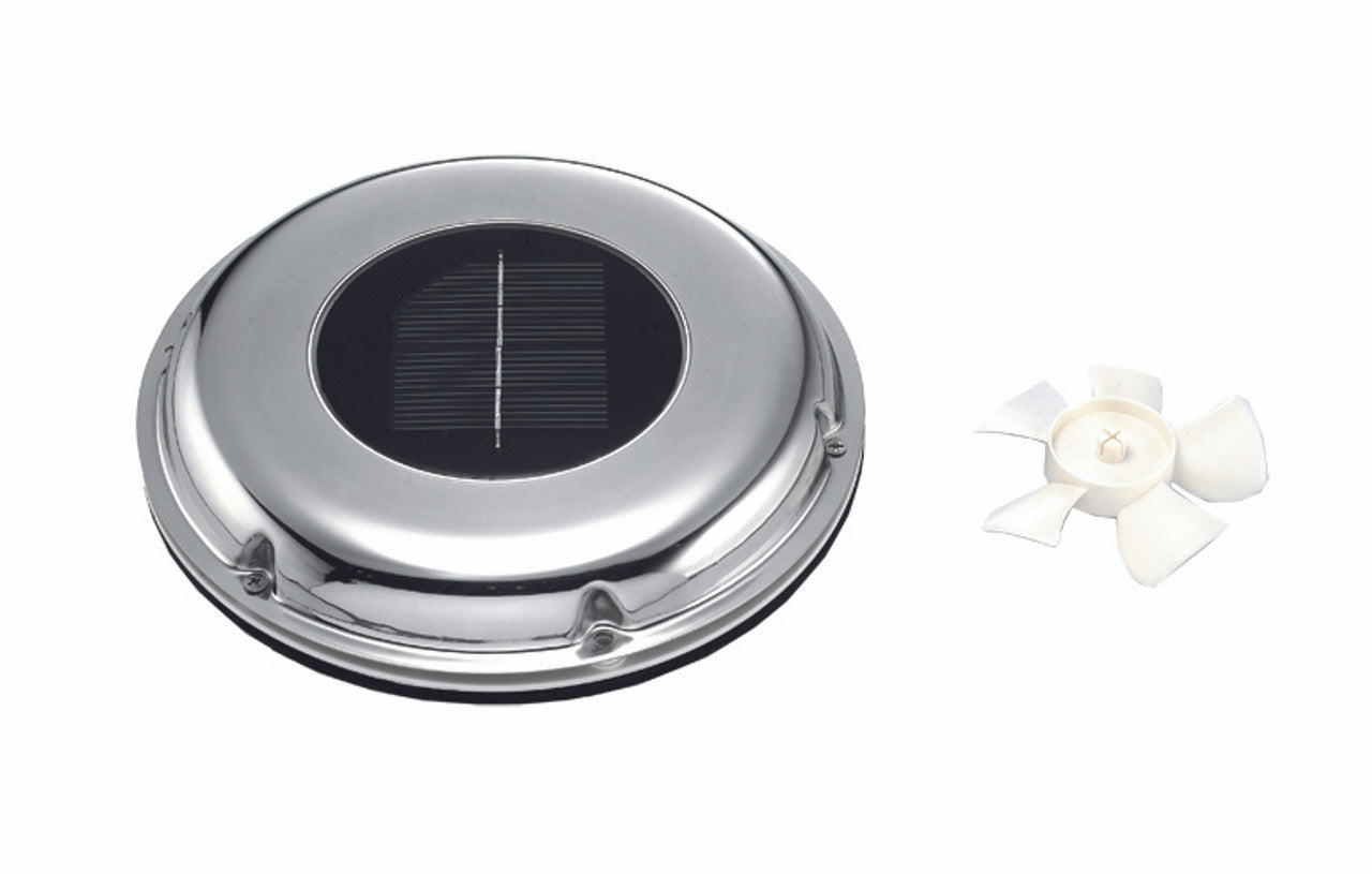 SeaTec solcelle ventilator set fra siden, monteret på båd.