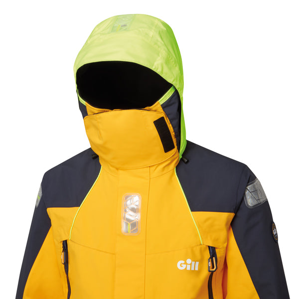 Gill OS26 Offshore Jakke på en sejler under sejlads