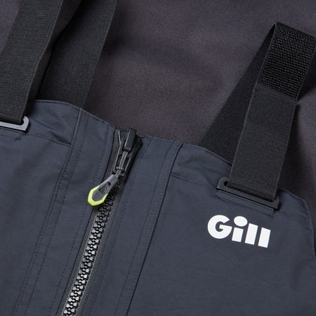 Gill OS33T Coastal buks i sort, i brug ved kystsejlads