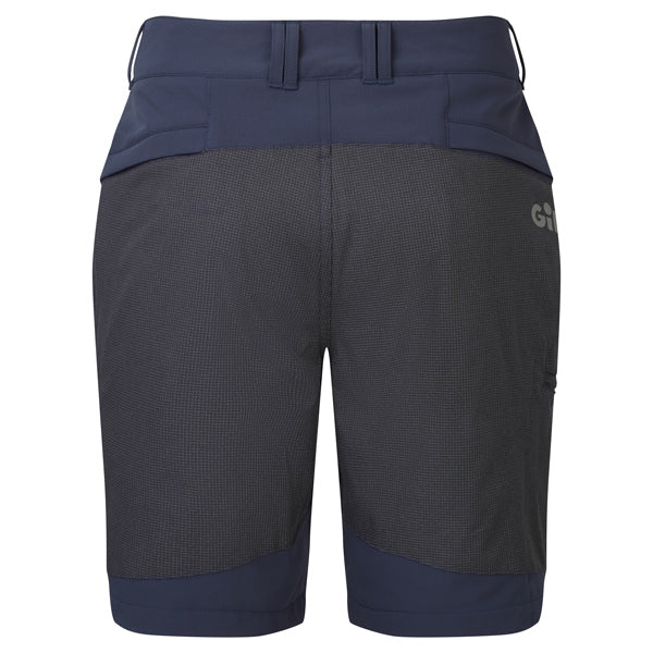 Gill UV024 UV Pro stretch shorts i brug på båden under solskin