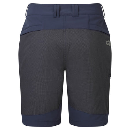 Gill UV024 UV Pro stretch shorts i brug på båden under solskin
