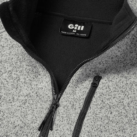 Detalje af Gill fleece jakke med lynlås og krave