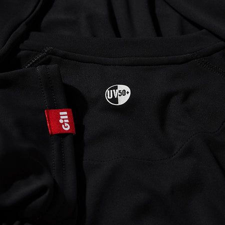 T-shirten på en båd, ideel til beskyttelse mod UV-stråler