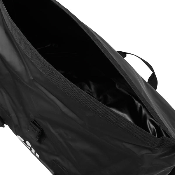 Gill L100 Voyager Duffel taske stående på båd dæk