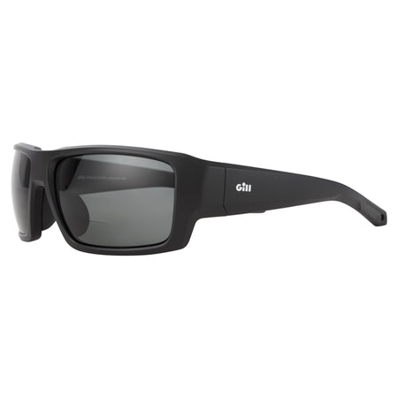 Gill, 9745 Mirage Bi-focal solbrille på en båd i sollys