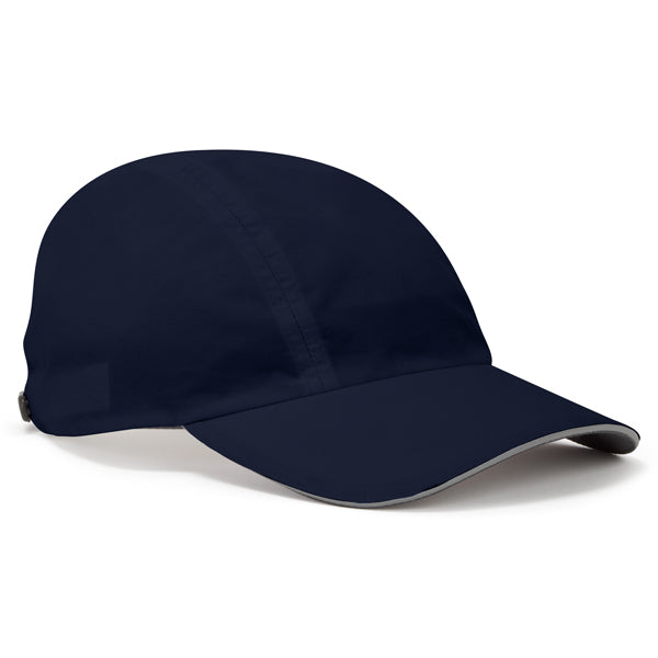 Gill 151 Regatta Cap i navy iført på en sejler.