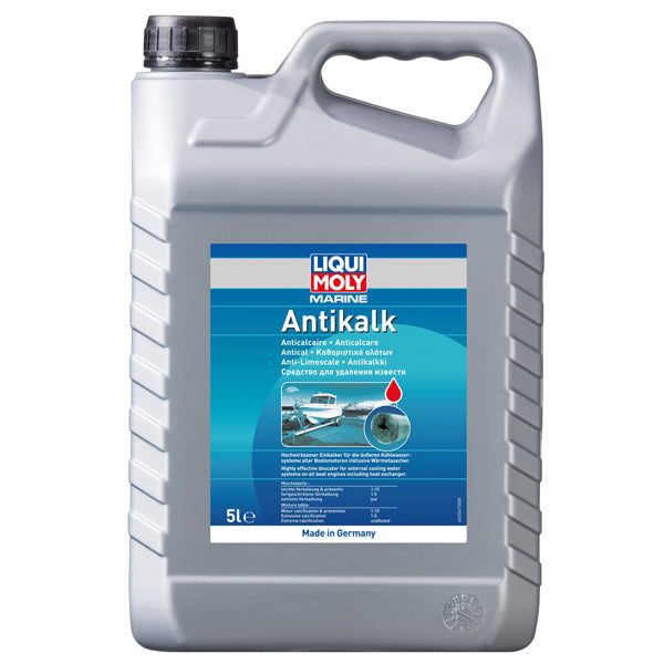 Liqui Moly Marine Antikalk fremvist i en båd ved rengøring af motor.