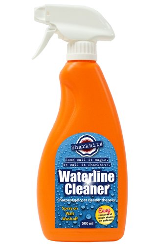 Sharkbite vandlinjerens i 500ml flaske med et klart etiketdesign.