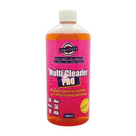 Sharkbite Multi Cleaner Pro 1L stående på et bord med bådudstyr i baggrunden