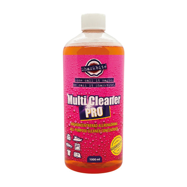 Sharkbite Multi Cleaner Pro 1L stående på et bord med bådudstyr i baggrunden
