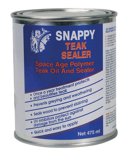 Snappy Teak sealer 950ml står på en bådplade med værktøj rundt om.