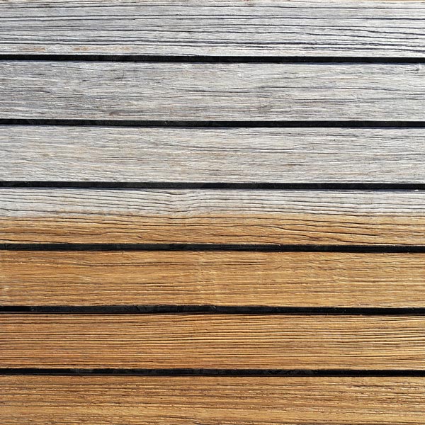 Anvendelse af Star Brite Premium Gold Teak Olie på en teakbådplade.