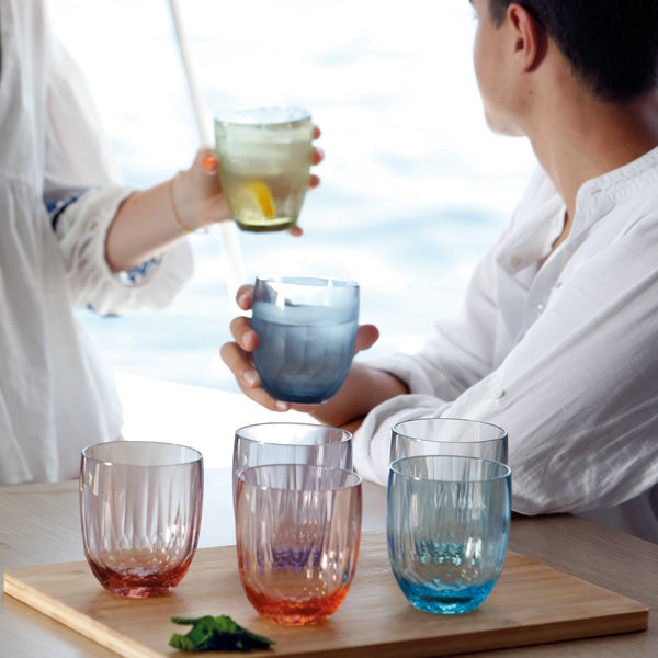 Helt klart Marine Business vandglas set fra siden, perfekt til fest ombord.