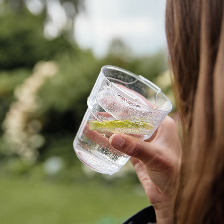 Drikkeglas med låg på dækket af en yacht