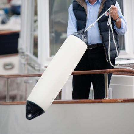 Polyform F02 fender i brug ved kaj