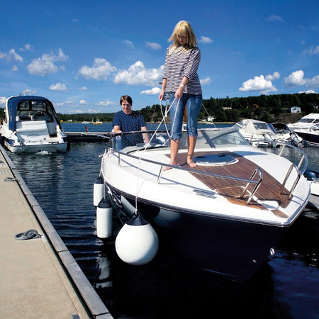 Fenderen Polyform F01M i havmiljø, ved kajen