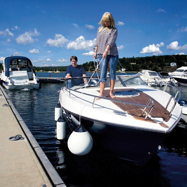 Polyform F6 fender i synlighed ved havnens kaj