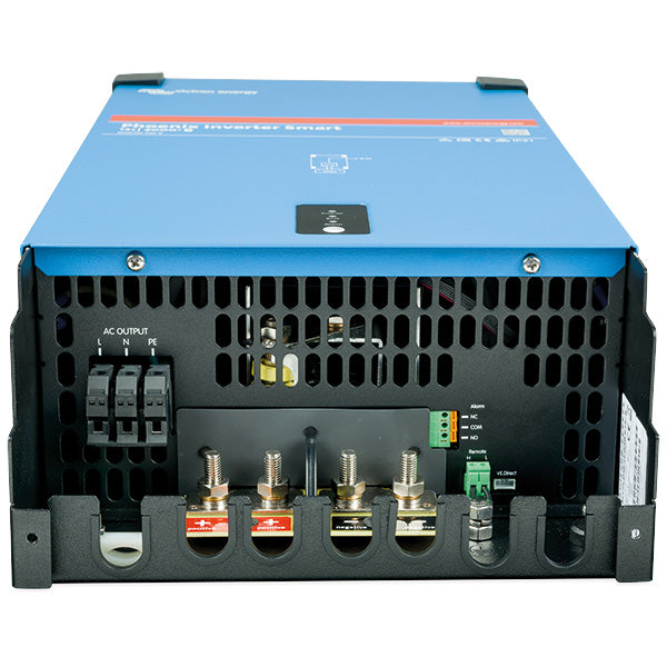 Victron Phoenix Inverter 12/1600 installeret i en båd, klar til brug