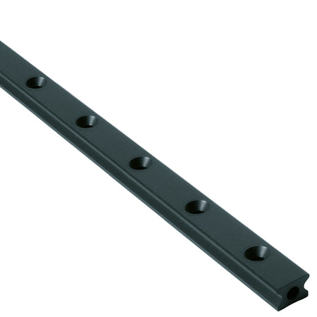 Ronstan skødeskinne 14mm monteret på en båd, klar til brug.
