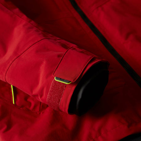 Bagview af rød Gill OS32J coastal jakke, perfekt til inshore sejlertøj