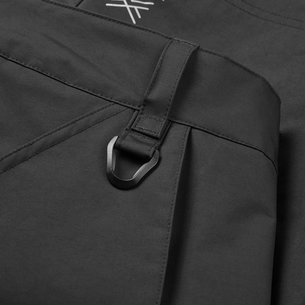 Gill OS33SH Coastal Shorts iført af en sejler på båd