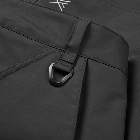 Gill OS33SH Coastal Shorts iført af en sejler på båd