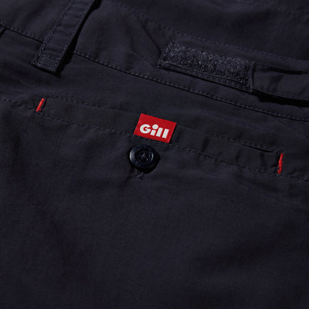 Gill UV Tec shorts i navy farve på stranddæk
