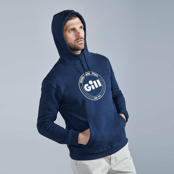 Gill Cavo Hoodie i navy i brug under udendørs aktiviteter på vandet