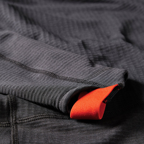 Model iført Gill fleece, stående på dækket af en yacht