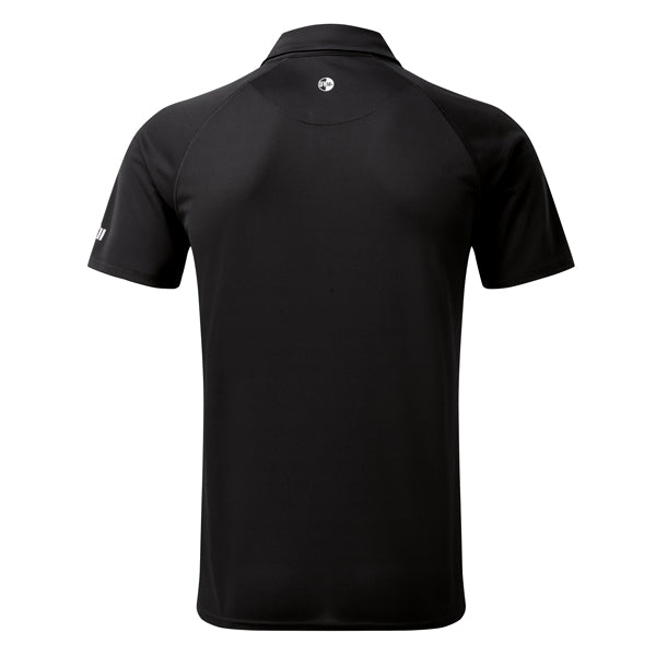 Gill UV008 sort polo iført på båd