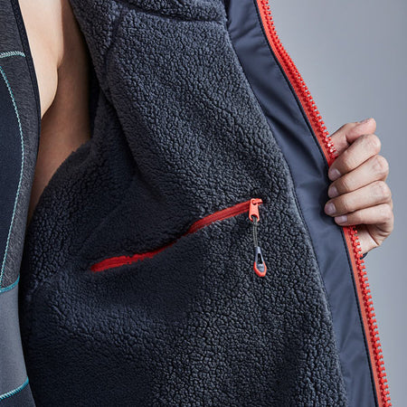 Grå Gill Aqua Parka jakke på båd i blæsende vejr