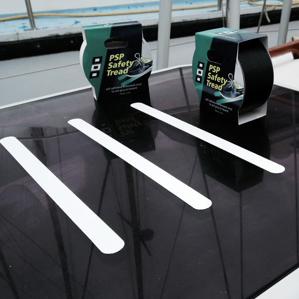 PSP tape vist i brug på en båd, der sikrer et skridsikkert underlag